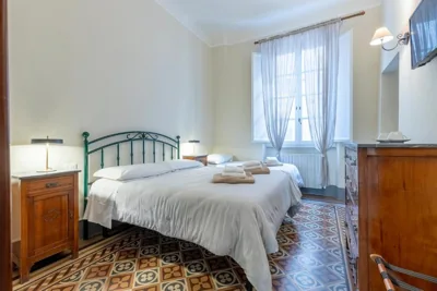Chambre triple avec salle de bains privative extérieure — Lucca Charm